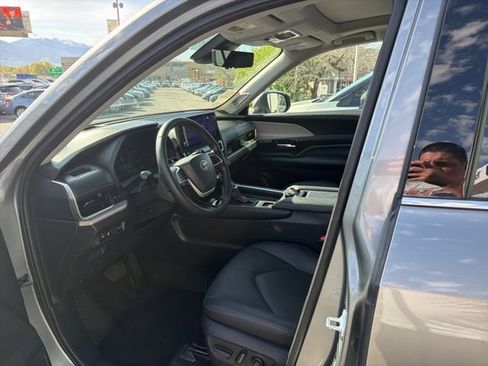 Used 2025 Toyota Grand Highlander AWD image 11