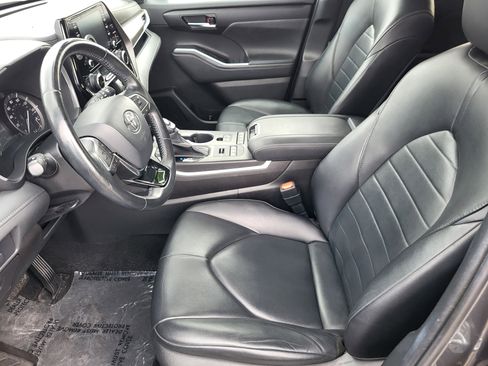 Used 2020 Toyota Highlander XLE image 17
