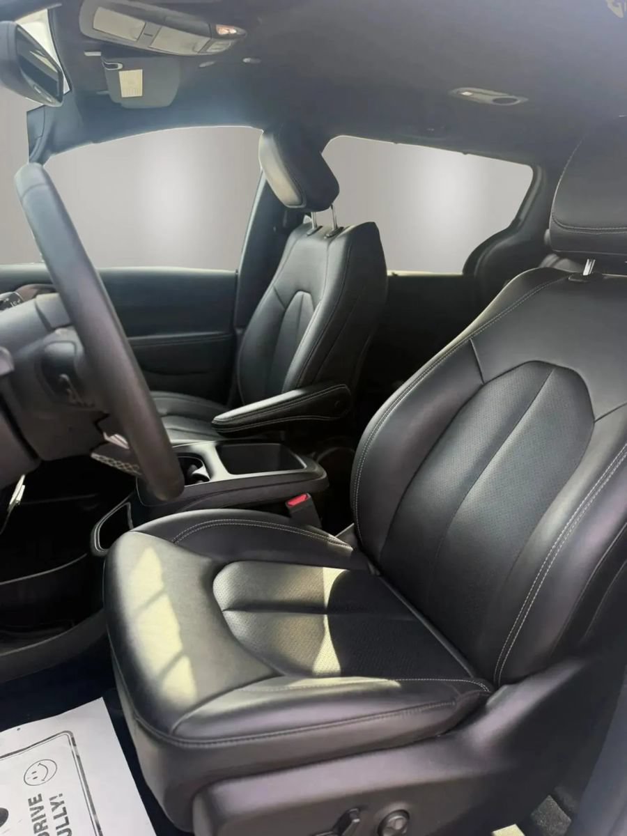 Used 2025 Chrysler Pacifica Select FWD image 11