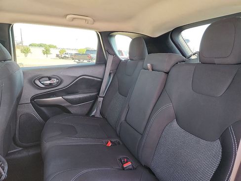 Used 2021 Jeep Cherokee Latitude FWD image 5