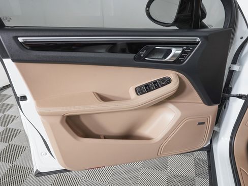 Used 2021 Porsche Macan image 15