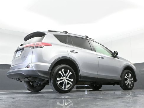 Used 2018 Toyota RAV4 LE FWD image 25