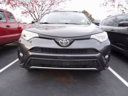 Used 2018 Toyota RAV4 SE image 2