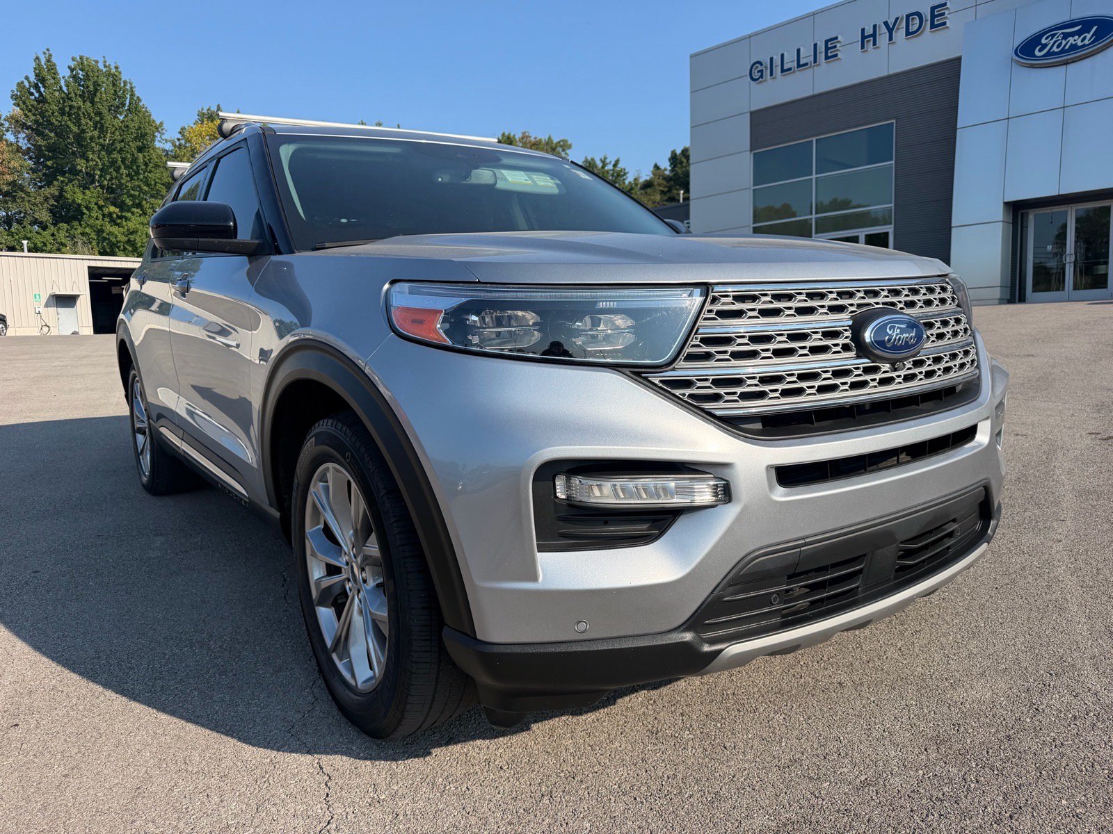 Used 2022 Ford Explorer Limited AWD/4WD image 3