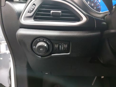 Used 2025 Chrysler Pacifica Select image 28