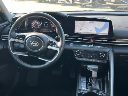 Used 2025 Hyundai Elantra SEL FWD image 19
