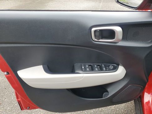 Used 2023 Hyundai Venue SEL FWD image 13