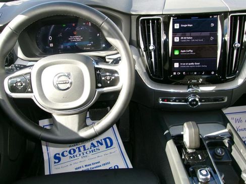 Used 2025 Volvo XC60 B5 Plus image 11