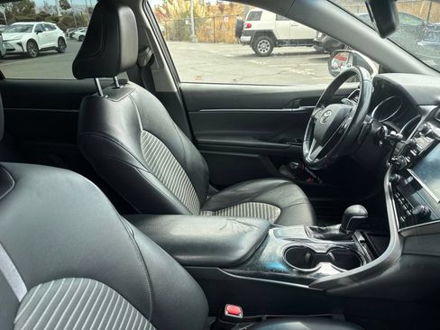 Used 2018 Toyota Camry SE w/ Moonroof Package FWD image 9