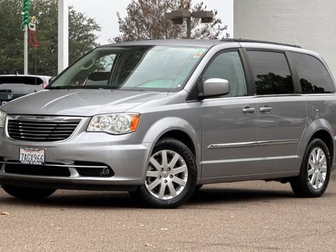 Used 2013 Chrysler Town & Country Touring image 2