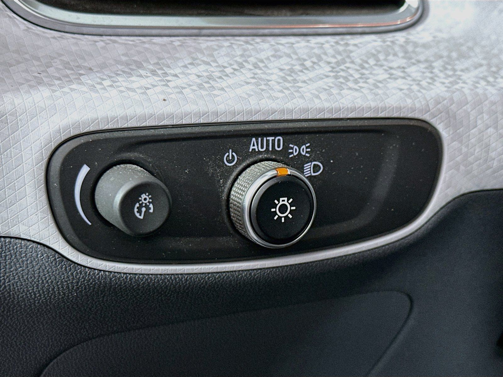 Used 2019 Chevrolet Bolt Premier w/ Infotainment Package FWD image 11