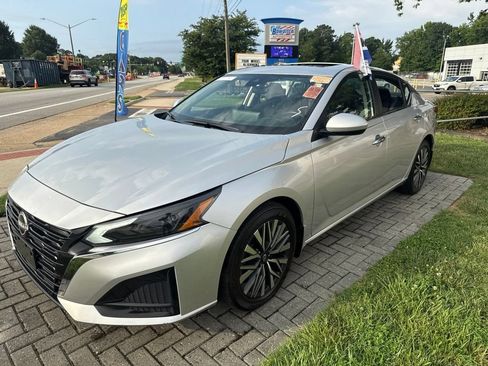 Used 2024 Nissan Altima 2.5 SV w/ SV Premium Package FWD image 1