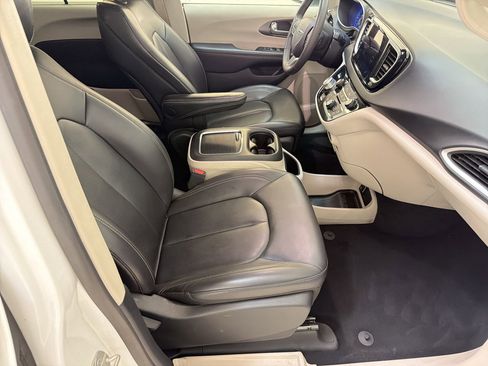 Used 2023 Chrysler Pacifica Touring-L FWD image 29