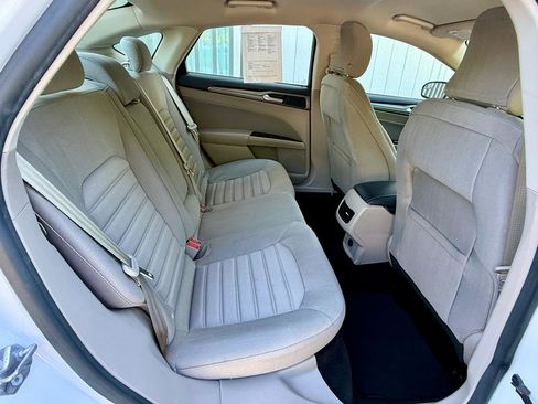 Used 2017 Ford Fusion SE w/ Fusion SE Technology Package FWD image 12