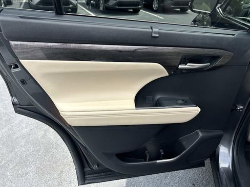 Used 2024 Toyota Highlander Limited AWD/4WD image 21