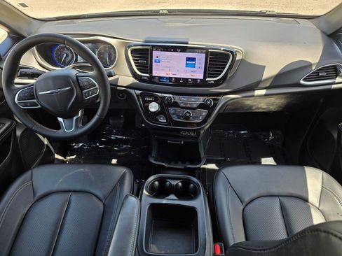 Used 2025 Chrysler Pacifica Select FWD image 34