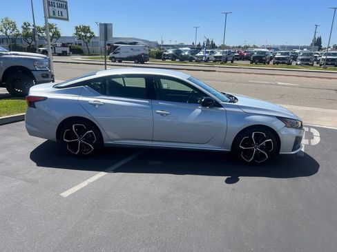 Used 2025 Nissan Altima 2.5 SR FWD image 14