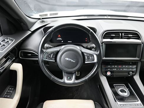 Used 2017 Jaguar F-PACE R-Sport image 22