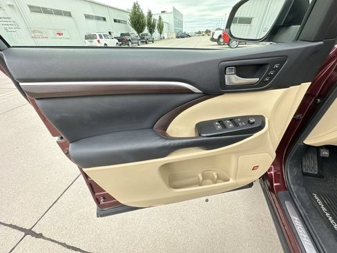 Used 2015 Toyota Highlander Limited Platinum AWD/4WD image 22