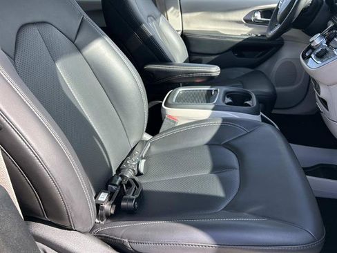 Used 2024 Chrysler Pacifica Select image 20
