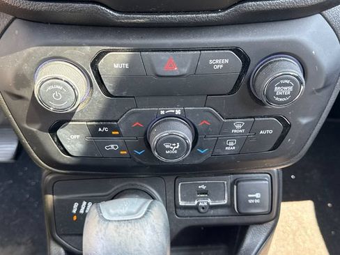 Used 2019 Jeep Renegade Limited w/ UConnect 8.4 Nav Group AWD/4WD image 27