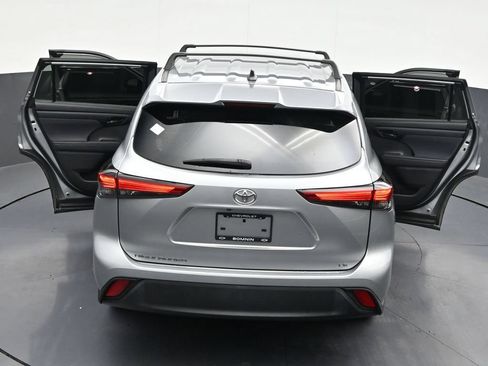 Used 2023 Toyota Highlander LE FWD image 34
