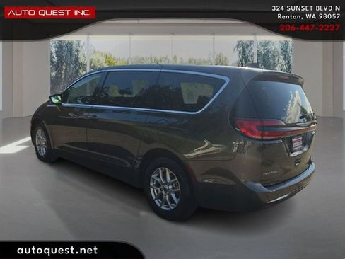 Used 2023 Chrysler Pacifica Touring-L FWD image 7