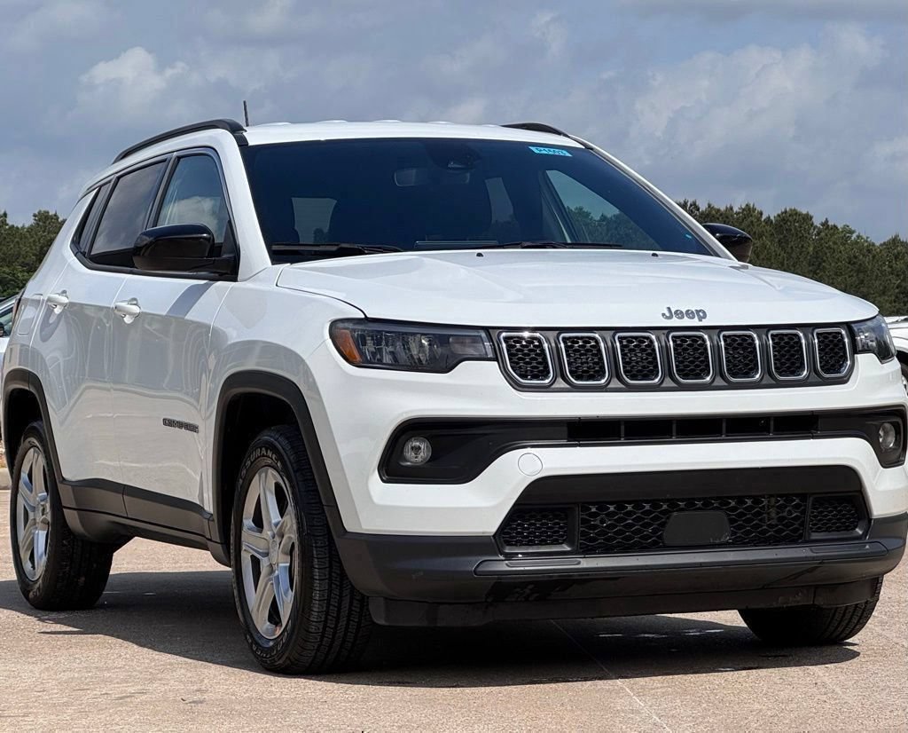 Used 2024 Jeep Compass Latitude AWD/4WD image 8