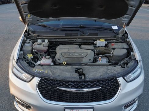 Used 2023 Chrysler Pacifica Touring-L image 5