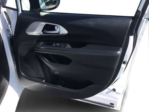 Used 2026 Chrysler Pacifica Limited w/ S Appearance Package FWD image 21