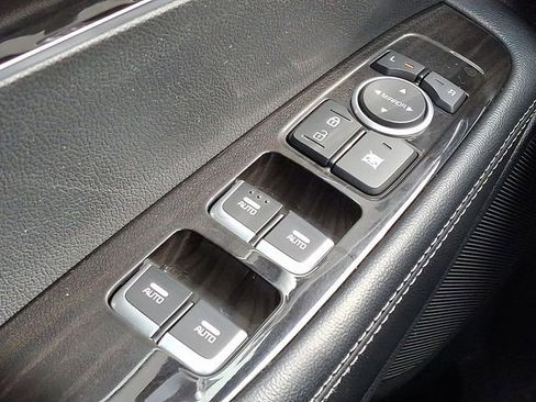 Used 2020 Kia Sorento LX image 24