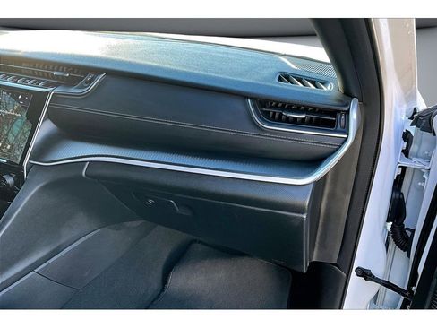 Used 2024 Jeep Grand Cherokee Laredo w/ Trailer Tow Package image 18