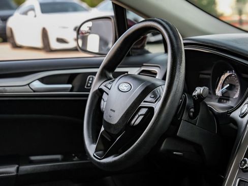 Used 2018 Ford Fusion SE w/ Fusion SE Technology Package image 12