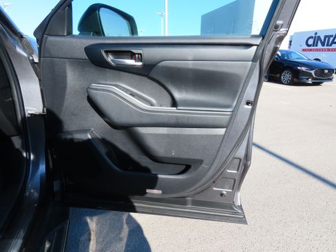 Used 2023 Toyota Highlander XLE image 9
