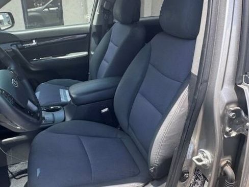 Used 2013 Kia Sorento LX w/ Convenience Pkg FWD image 10