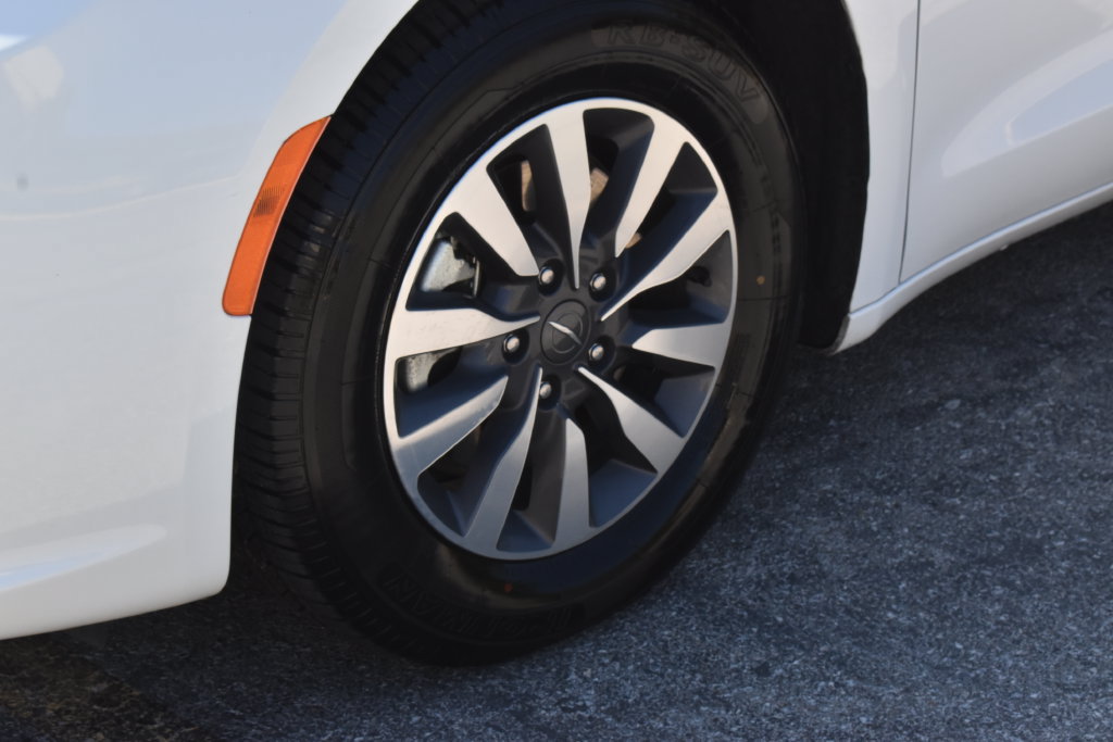 Used 2024 Chrysler Pacifica Limited FWD image 9