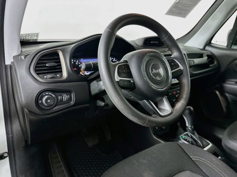 Used 2023 Jeep Renegade Latitude AWD/4WD image 9