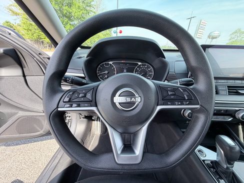 Used 2024 Nissan Altima 2.5 SV image 12