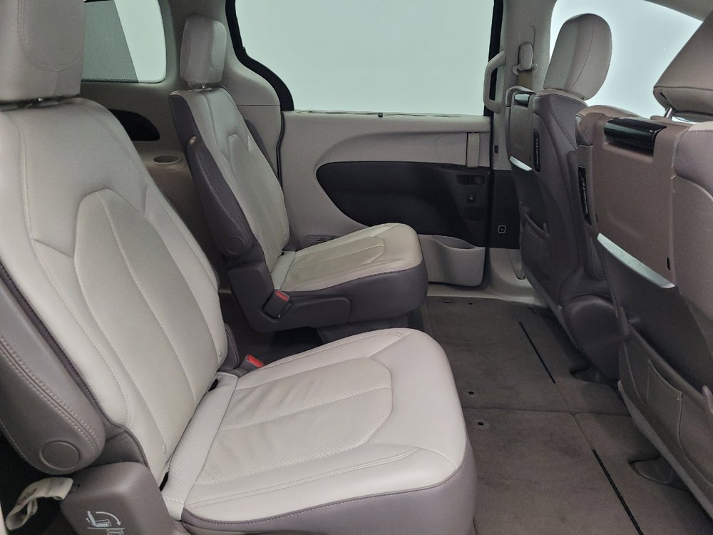 Used 2017 Chrysler Pacifica Touring-L Plus w/ Advanced Safetytec Group FWD image 19