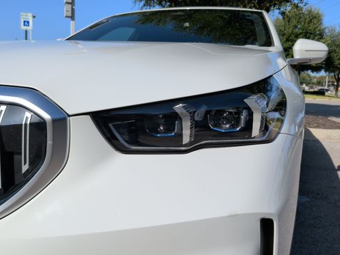 Used 2026 BMW i5 eDrive40 w/ Premium Package RWD image 3