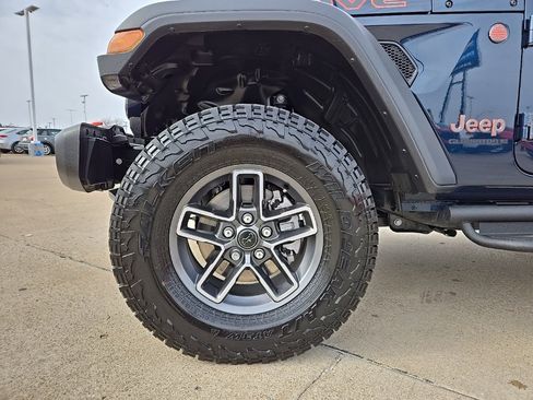 Used 2025 Jeep Gladiator Mojave w/ Safety Group image 11