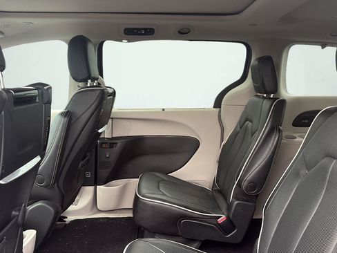 Used 2023 Chrysler Pacifica Limited w/ Uconnect Theater Family Group image 24