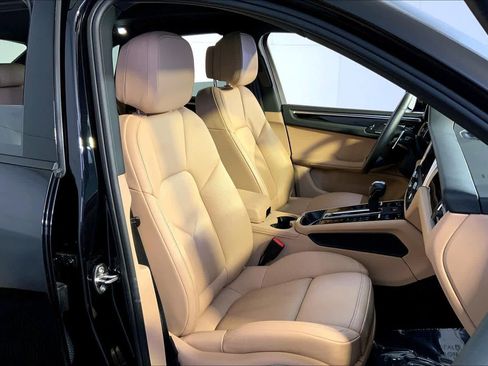 Used 2025 Porsche Macan image 18
