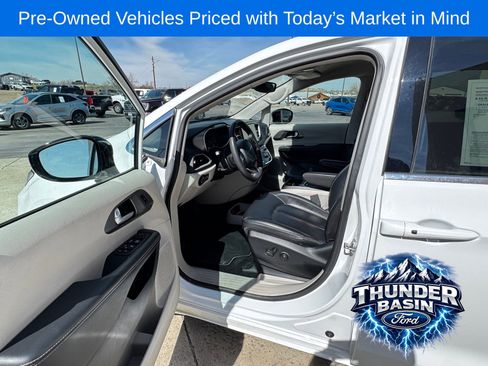 Used 2024 Chrysler Pacifica Touring-L FWD image 14