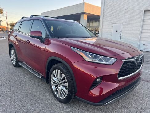 Used 2025 Toyota Highlander Platinum image 3