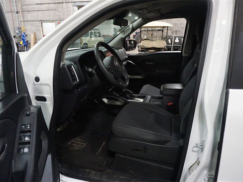 Used 2022 Nissan Frontier SV w/ Technology Package image 2