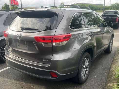 Used 2019 Toyota Highlander XLE FWD image 16