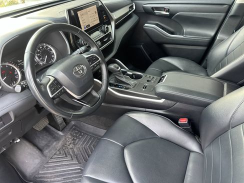 Used 2023 Toyota Highlander XLE image 9