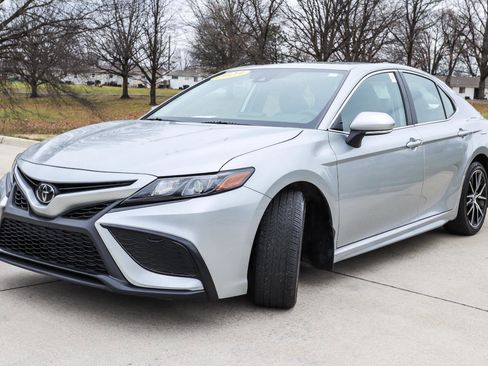 Used 2023 Toyota Camry SE image 3