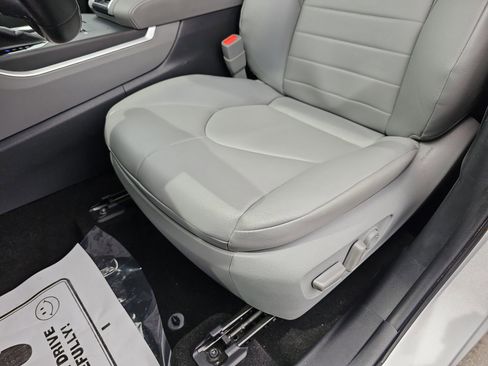 Used 2023 Toyota Highlander XLE image 31